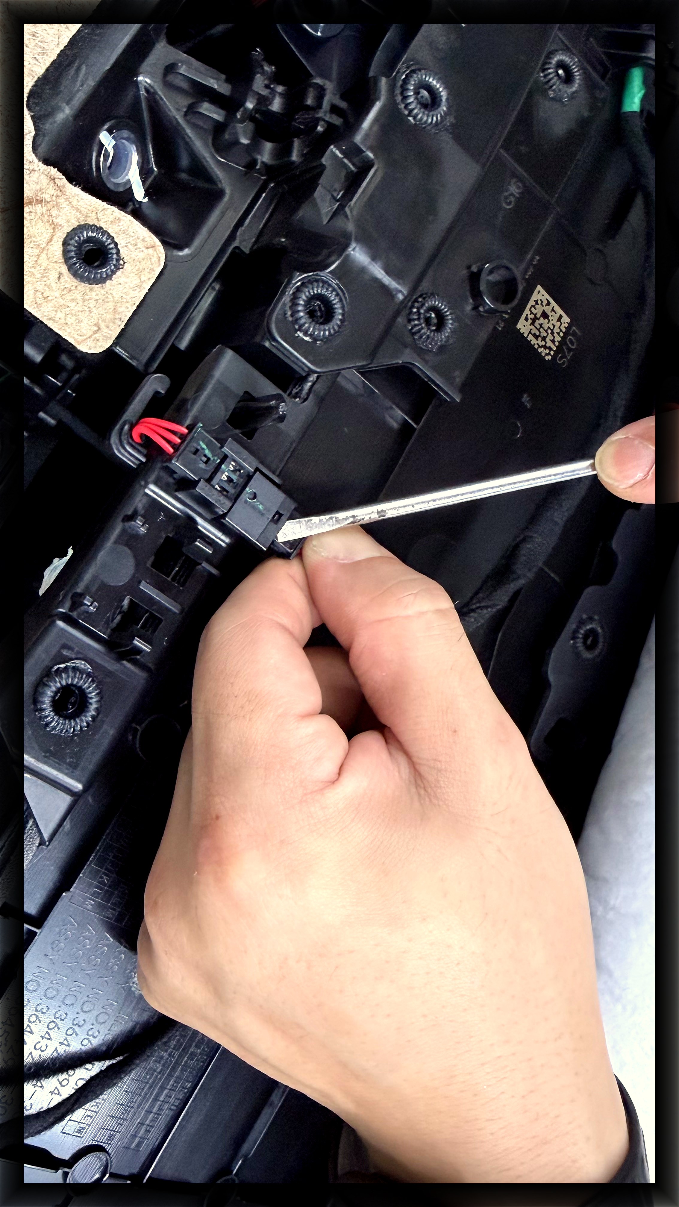 คุณกึงใช้เครื่องมือถอด connector Tesla Model Y อย่างระมัดระวัง — G-Force Thailand